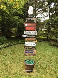 How To Make A Diy Harry Potter Directional Sign For A Wedding Or Party Harry Potter Decor Harry Potter Sign Harry Potter Christmas Decorations