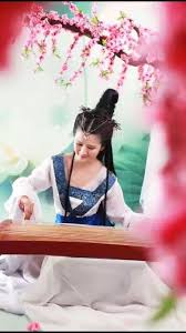 人生若只如初见 秋不约悄然而至 着一袭素衣 拨弦于瑟风中 漫步于枫林下 是极美的心灵体验 life