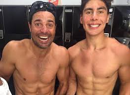 Chayanne cancela su gira por el coronavirus. Chayanne Y Su Hijo Presumen Abdomen De Acero En Cuarentena