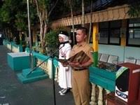 Pasar persaingan sempurna secara struktur dianggap ideal karena terdapat banyak penjual maupun pembeli, sehingga secara otomatis harga pasar terhadap suatu barang atau jasa akan terbentuk dengan sendirinya. Bahasa Indonesia Other Quiz Quizizz