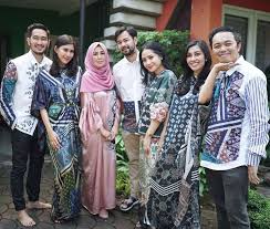 Maybe you would like to learn more about one of these? Foto Adu Gaya Seragam Keluarga Artis Di Lebaran 2018 Ashanty Sampai Kd Foto 4