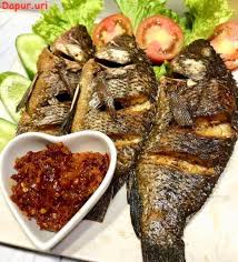 Masukan bawang putih dan jahe, tumis sampai harum. 10 Resep Lauk Pelengkap Sayur Asem Sederhana Bikin Nagih Bri