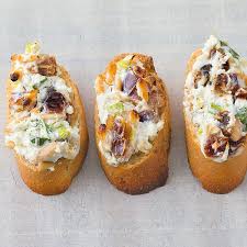 Datteln Und Ziegenkase Eine Wirklich Spannende Kombination Schon Der Kleine Crostini Happen Lost Da Ein Mittleres Geschm Crostini Rezepte Ziegenkase Rezepte