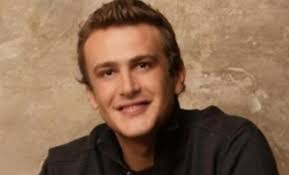 Teraz je opäť na vás, ako veľmi elegantný alebo naopak punkový účes si chcete vytvoriť a podľa toho vlasy viac či menej uhlaďte. The Other F Word Jason Segel Jako Punkovy Tata Fandime Filmu
