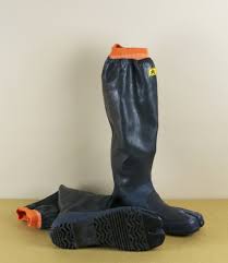 These jika tabi are what all japanese gardeners wear, giving them extra sensitivity to feel the ground beneath them. Rubber Jika Tabi Gardening Boots