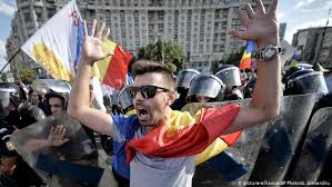 Violențele au escaladat vineri seară, la mitingul românilor din diaspora. Mitingul Diasporei 100 000 De Protestatari È™i Incidente Violente Serioase Romania Dw 11 08 2018