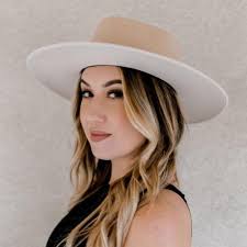 Jen Moreno's Instagram, Twitter & Facebook