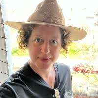 Sarah Neale's Instagram, Twitter & Facebook