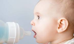 Hàng triệu hạt vi nhựa bung ra khi pha sữa trong bình nhựa