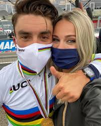La consultante sportive de france télévisions n'a cessé d'exprimer sa fierté pour son homme. L Emotion De Marion Rousse Apres Le Sacre De Julian Alaphilippe Difficile De Continuer A Commenter Cyclisme 7sur7 Be