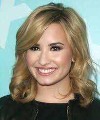Like seriously, the blonde hair just isn't the business. Demi Lovato Medium Wavy Blonde Hairstyle With Light Blonde Highlights