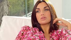 Nel 2021 l'abbiamo vista partecipare come opinionista all'isola dei famosi, e a breve è previsto il rilascio della sua nuova musica. Isola Dei Famosi Elettra Lamborghini Assente Pianetini