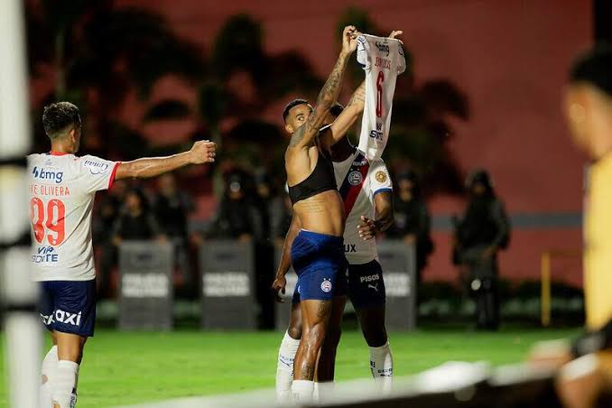 Bahia vence cl&aacute;ssico contra Vit&oacute;ria e encosta no G5