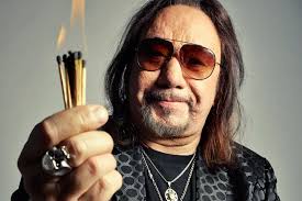 ACE FREHLEY apresenta faixa-título, capa e tracklist de seu próximo álbum,  '10,000 Volts'