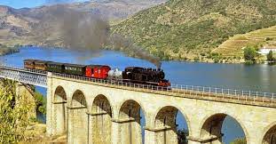 Cruzando vagarosamente uma das mais originais paisagens do mundo, entre socalcos, vinhas e manchas de água, o comboio histórico do douro, percorre a mais original linha férrea nacional, ao longo de 36 quilómetros, entre a régua e o tua, numa antiga locomotiva a vapor (1925). Estao De Voltas As Viagens Incriveis No Comboio Historico Do Douro