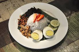 Kalau anda mahukan sambal nasi lemak yang pedas, boleh gunakan cili kering paprika. Sara Wanderlust Teh Tarik Place Bangsar