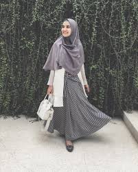 Ibu satu anak ini kemudian meminta suaminya agar tenang. Desain Baju Hijab Zaskia Sungkar Diary Hijaber