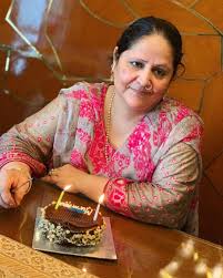 Actress hina khan s father passed away due to cardiac arrest on april 20 read on to know more. Hina Khan Celebrates Future Mother In Law And Rocky Jaiswal S Mom S Birthday Pens A Heartfelt Note