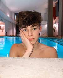 Poland syndrome is a genetic disorder which occurs due to unknown reasons and is characterized by absence or underdevelopment of the chest muscles and webbed fingers in one side of the body. Jeremy Hutchins Biography Age Wiki Net Worth Bio Height Girlfriend