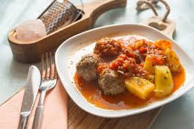 Fleischballchen Mit Kartoffeln Und Tomatensosse Aus Dem Thermomix Rezept Salate Rezepte Thermomix Rezepte Fleischballchen