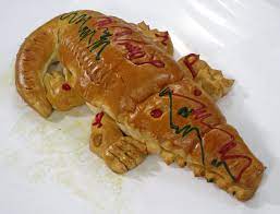 Selain es campur legendarisnya, di warung ini menyediakan menu nasi rawon dan soto ayam yang rasanya masih otentik. Roti Buaya Wikipedia