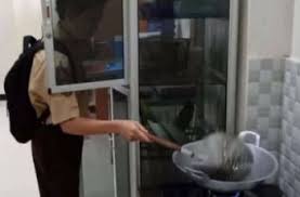 Gerakan pramuka adalah salah satu gerakan pendidikan yang sudah kita kenal sedari dini. Ngakak Hindari Cipratan Minyak Panas Anak Pramuka Nekat Lakukan Ini Guideku Com