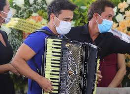 O desafio (2010) and 2 filhos de francisco: Zeze Di Camargo Toca Sanfona No Velorio Do Pai Seu Francisco Quem Quem News