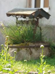 L Ancien Puits Trone Toujours Au Coeur Du Village Des Saint Priest Des Champs Credits A Vialette Architecture Ancienne Village Champs