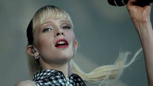 La chanteuse Angèle confirme sa relation avec l'humoriste Marie Papillon