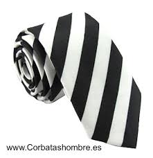 Un artículo en el que se aconseja llevar corbata negra con traje negro fuera de ámbito ceremonial (defunción) carece de toda rigurosidad y seriedad. Corbata Rayas Medias Blancas Negras