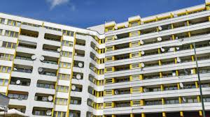 Sozialwohnung — die sozialwohnung, en (mittelstufe) eine billige wohnung für arme menschen, die aus öffentlichen mitteln gebaut wird beispiel. Bundnis Stellt Akutplan Vor Kurswechsel Fur Mehr Wohnraum Gefordert Zdfheute