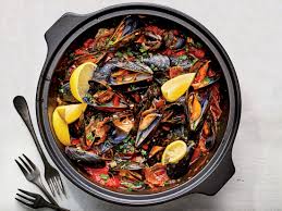 When wine comes to a boil, add 2 pounds mussels and cover the pan. 15 Minute Mussels In Spicy Tomato Sauce Recipe Cooking Light