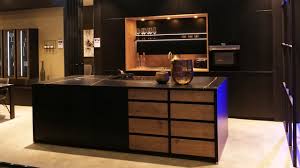 L'élégance et la modernité du noir combinées à l'aspect naturel et chaleureux du bois continuent de si sa cousine la cuisine blanche et bois peut lui reprocher d'être trop sombre, la cuisine noire et bois. Batibouw 2020 Tendances La Cuisine Noire Youtube