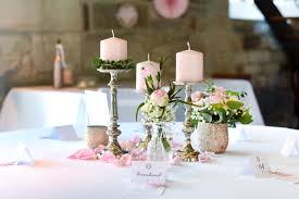 Tischdekoration In Weiss Rose Rosegold Mit Eukalyptus Hochzeit Deko Tisch Tischdekoration Hochzeit Blumen Tischdeko Hochzeit