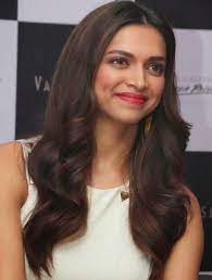 Deepika Padukone In Long Layered Hairstyle Deepika Padukone Hair Hairstyle Curly Hair Styles