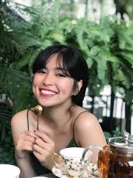 Trước mắt biếc, cô là diễn viên tự do và tham gia các sitcom về học đường như sửu nhi, biệt đội bitu. Tra Long Cá»§a Máº¯t Biáº¿c Co Nang Co Man Dáº­y Thi Sieu Thanh Cong La