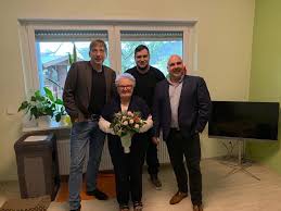 Thomas Besler, Alexander Frohloff und Thomas Bischoff gratulieren Christa  Kollmeier, in Namen des Stadtverbandes, zu ihrem 75. Geburtstag. Christa  Kollmeier war Ratsfrau, SPD-Stadtverbands- und Ortsvereinsvorsitzende und  ist heute noch in der AWO