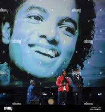 Host Jamie Foxx (L) and Ne-Yo pay tribute to the late singer Michael  Jackson at the finale of the 9th annual BET Awards in Los Angeles