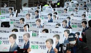 박근혜, 이명박 전 대통령의 사면 가능성은 낮아 보이는 가운데, 최근 건강 악화를 호소한 박 전 대통령의 입원 치료는 내년 초까지 이어지게 됐습니다. Km6i6paoyhgx3m