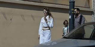 Iulia albu si anamaria prodan, idei si scantei in garderoba. Iulia Albu De ManÄƒ Cu Iubitul È™i Cu FetiÈ›a A Purtat Pantaloni DecupaÈ›i La Spate Suceava News Online