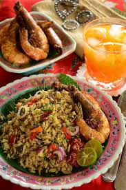 Jika ingin membuat nasi ulam sendiri di rumah, sebenarnya tidak sulit. Nyonya Nasi Ulam Jemput Makan Dapur Tanpa Sempadan