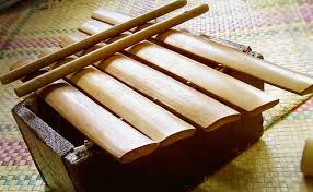 Kolaborasi dari ketiga alat musik tersebut memberikan nuansa yang hening, sakral dan magis. Mengenal 11 Alat Musik Tradisional Dari Jawa Tengah