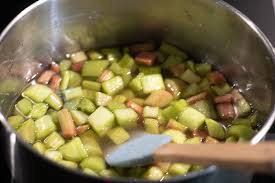 Lorsque la rhubarbe est nettoyée, ajoutez et mélangez le sucre. Confiture De Rhubarbe Recette Facile