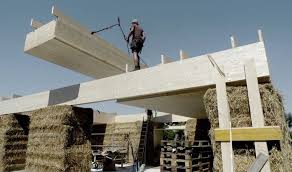 Fur Das Strohhaus In Dornbirn Wird Stroh Nicht Nur Als Gutes Dammmaterial Eingesetzt Sondern Auch Als Tragkonstruktion G Strohballenhaus Strohhaus Architektur