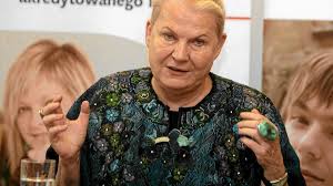 Malowanie haseł na płotach, antykomunistyczne ulotki. Elzbieta Dzikowska Napisala Ksiazke Na Okladce Jest Cos Z Plocka Jak Myslicie Co