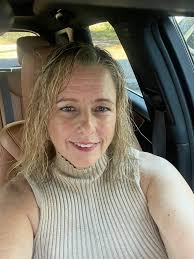 Can someone pls give me a more professional outfit because I really need a  new LinkedIn photo. I studied psychology so just a casual outfit. Thanks!!  :))