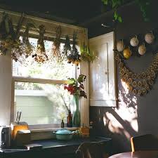 Fensterdeko Herbst Selber Basteln Trockene Blumen Pflanzen Girlande Orangescheib Fensterdeko Herbst Selber Basteln Trockene Blumen Pflanzen Girlande Orangeschei In 2020 Mit Bildern Haus Deko Haus Interieurs Inneneinrichtung