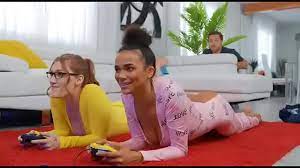 Who are these girls ? Does anyone have link to full video ? - XNXX.COM