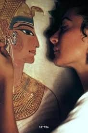 La restauradora Lorenza D'Alessandro, que participó en la restauración de  la tumba de Nefertari a fines de los años ochenta y noventa del siglo  pasado, es inmortalizada en un gesto de dulce