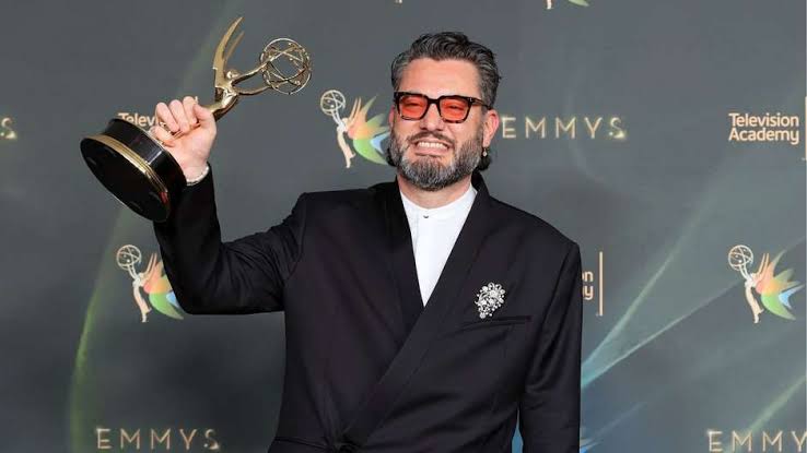 Brasileiro Miguel Gandelman ganha o Emmy de direção musical pelo show de Bad Bunny no Super Bowl